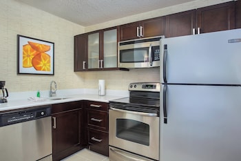 Suite, 2 Bedrooms, Fireplace (Mobility/Hearing Access, Roll-In Shwr)