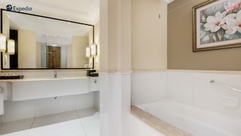 Luxury Room, 1 King Bed, Balcony, Lagoon View