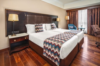 Classic Room, 2 Twin Beds, Smoking, Pool View