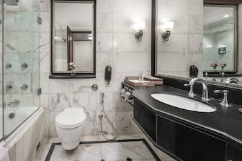 Classic Room, 1 King Bed, Club Lounge Access, Pool View