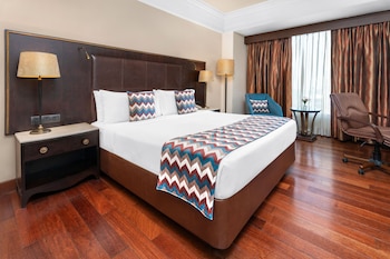 Classic Room, 1 King Bed, Club Lounge Access, Pool View