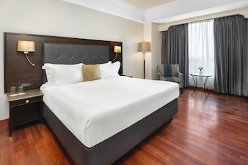 Classic Room, 1 King Bed, Pool View