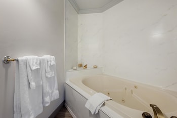 Suite, 1 King Bed, Non Smoking, Jetted Tub