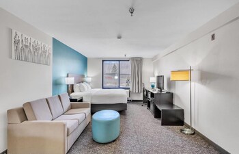 Suite, 1 King Bed with Sofa bed, Non Smoking, Jetted Tub