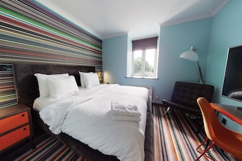 Club Room (FREE Gym & Pool Access)
