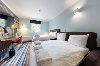 Family Room (1 Double & 2 Rollaway Beds)