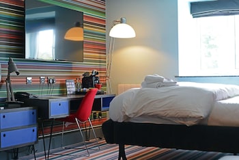 Club Room (FREE Gym & Pool Access)