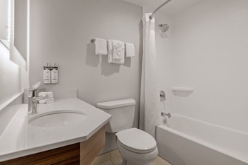 Standard Room, 2 Queen Beds, Ground Floor