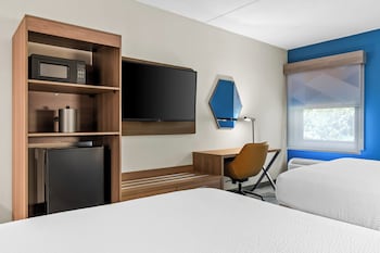 Standard Room, 2 Queen Beds (Top Floor)