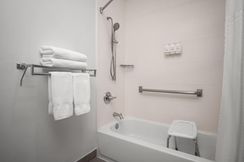 Room, 1 Queen Bed, Hearing Accessible, Non Smoking (Mobility, Bathtub w/ Grab Bars)
