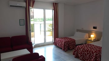 Studio (direct access to pool, 2 people)