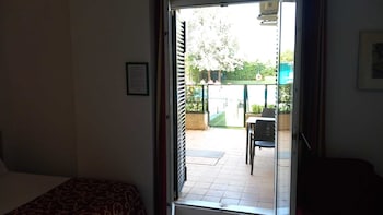 Studio (direct access to pool, 2 people)