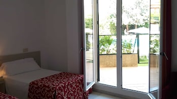 Studio (direct access to pool, 2 people)