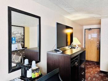 Room, 1 King Bed, Accessible, Non Smoking (Mobility, Bathtub w/ Grab Bars)