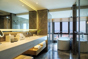 Club Room, 1 King Bed, City View