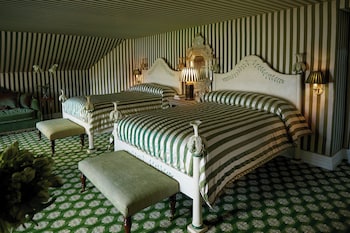 Deluxe Room (Queen Family Room)