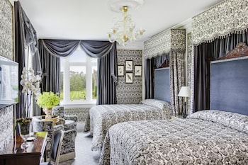 Deluxe Room (Queen Family Room)