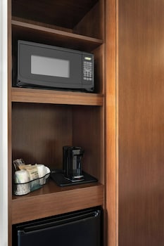 Executive Suite, 1 King Bed with Sofa bed (Mobility/Hearing Accessible, Tub)