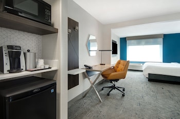Standard Room, 1 King Bed, Accessible (Accessible Tub, Chaise)