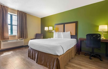 Room, 1 Queen Bed, Roll-in Shower, Non Smoking (Kitchen, Modern)