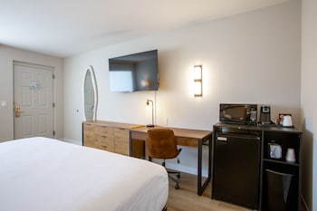 Room, 1 King Bed, Accessible, Non Smoking (Mobility, Roll-in Shower)