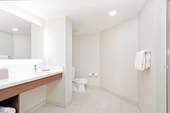 Suite, 1 King Bed, Accessible Bathtub (Mobility)
