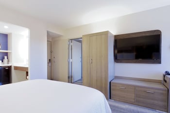 Standard Room, 1 King Bed, Roll-in Shower (Mobility Accessible)