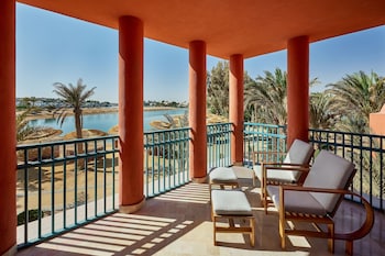 Deluxe Room, 2 Twin Beds, Balcony (Beachfront)