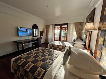 Luxury Two Bedroom Residence with Pool View and Partial Ocean View