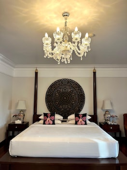Luxury Two Bedroom Residence with Pool View and Partial Ocean View