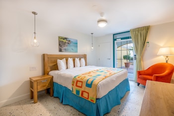 Superior Studio, 1 King Bed, Non Smoking, Ocean View