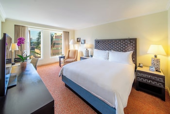 Classic Room, 1 King Bed, Pool View