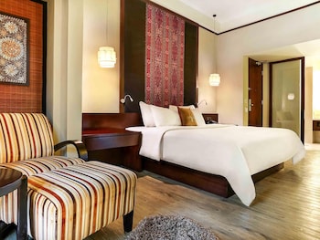 Deluxe Room, 1 King Bed with Sofa bed