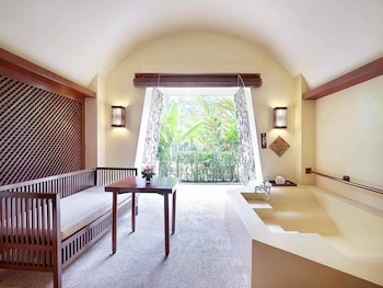 Deluxe Room, 1 King Bed, Bathtub