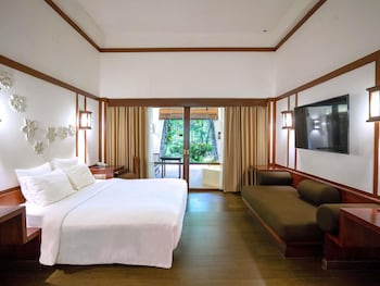 Deluxe Room, 1 King Bed, Bathtub