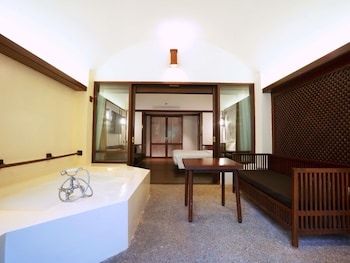 Deluxe Room, 1 King Bed, Bathtub