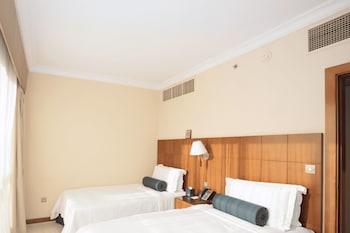Suite, 2 Bedrooms, City View (King Bed and Twins)