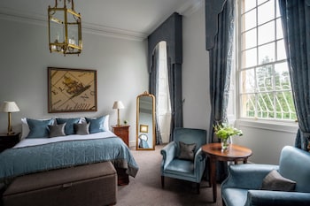 Feature King Bedded Room in Historic Mansion House