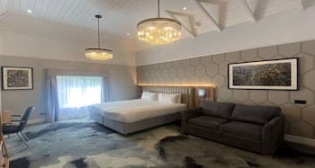 Superior Room, 1 King Bed, Non Smoking (Converts to 2 Twin Beds)
