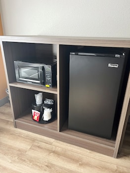 Room, 1 King Bed, Accessible, Non Smoking (Mobility/Hearing, roll-in shower)
