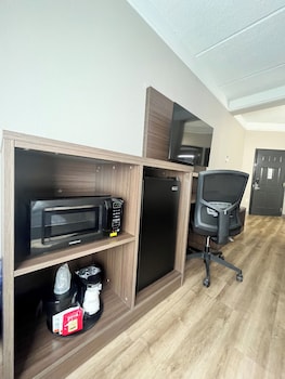 Room, 1 King Bed, Accessible, Non Smoking (Mobility/Hearing, roll-in shower)