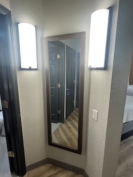 Room, 1 King Bed, Accessible, Non Smoking (Mobility/Hearing, roll-in shower)