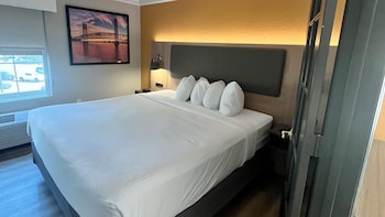 Suite, 1 King Bed, Non Smoking