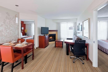 Suite, 2 Bedrooms, Non Smoking (Mobility/Hearing Access, Roll-In Shwr)