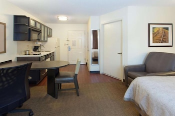 Studio Suite, 1 Queen Bed, Roll-in Shower
