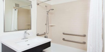 Studio Suite, 1 Queen Bed, Accessible Bathtub