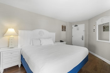 Standard Suite, Oceanfront (King Bed)