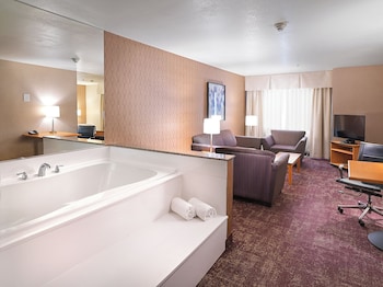 Executive Suite, 1 King Bed with Sofa bed, Jetted Tub, Non Smoking