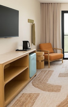 Deluxe Room, 1 King Bed, Roll-in Shower
