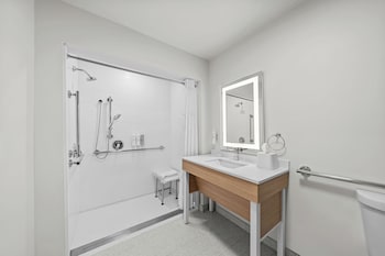 Room, 1 King Bed, Accessible (Mobility & Hearing, Roll-in Shower)